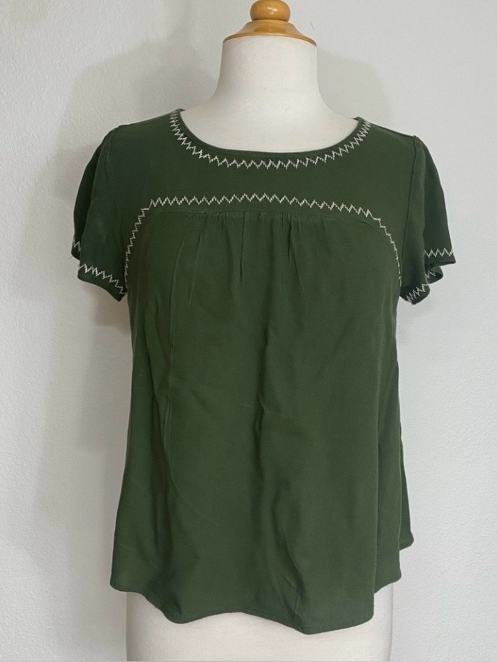 3/$25 EM Womens Olive Green Embroidered Trim Blouse Size Medium Boho Coastal